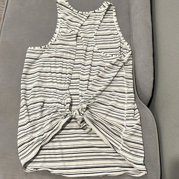 LULULEMON Women’s top - black and white striped size 4 - Picture 4 of 4